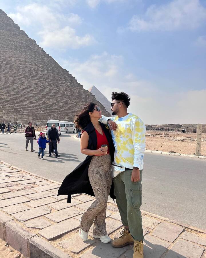हिना खान और रॉकी पिछले लंबे वक्त से एक-दूसरे को डेट कर रहे हैं. कपल की केमिस्ट्री एक्ट्रेस के फैंस को भी खूब पसंद आती हैं.