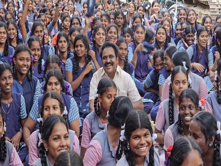 Kanchipuram MLA CVMP Ezhilarasan sat on the floor and discussed with the students who were taking the public examination in the Government Girls' School - TNN பொதுத்தேர்வு எழுதும் மாணவிகளுக்கு இன்ப பரிசு கொடுத்த காஞ்சி எம்எல்ஏ..!