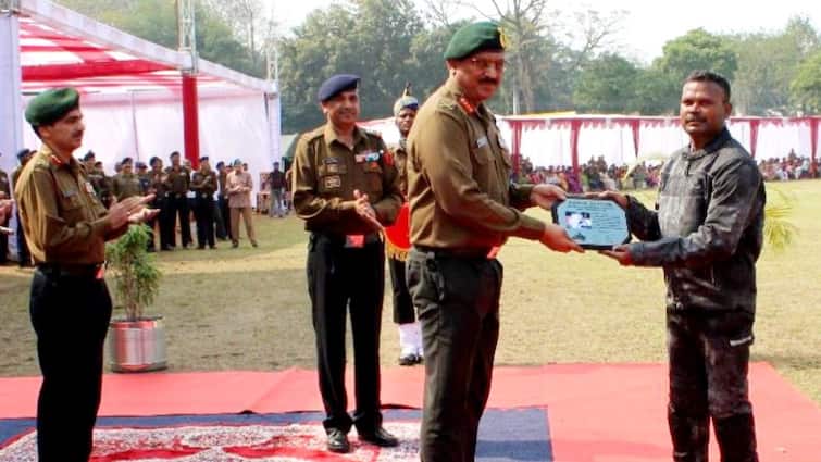 Indian Army Havildar Durgesh Kumar Daredevils team created new world record in Jabalpur mp ANN Watch: सेना के हवलदार दुर्गेश कुमार का कारनामा, तोड़ दी 691 ट्यूबलाइट की दीवार