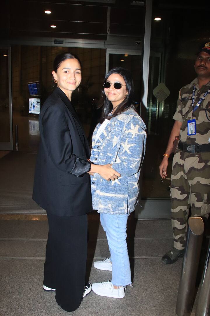 वहीं आलिया की बहन शाहीन इस दौरान कैजुअल लुक में दिखी. उन्होंने व्हाइट टीशर्ट के साथ ब्लू जींस कैरी की थी.