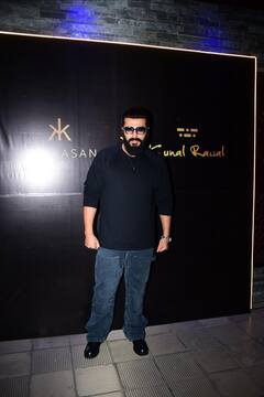 Pics: फैमिली के साथ रेस्टोरेंट में डिनर करने पहुंचे अर्जुन कपूर...बॉयफ्रेंड के साथ दिखीं अंशुला, तो ब्लैक आउटफिट में सोनम कपूर ने ढाया कहर