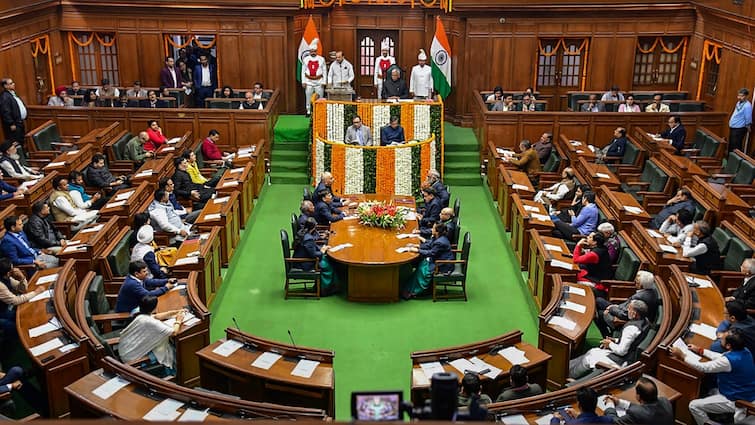 delhi seven BJP MLAs suspended for the remainder of the Budget session दिल्ली BJP के सात विधायक बजट सत्र से निलंबित, LG के अभिभाषण को किया था बाधित