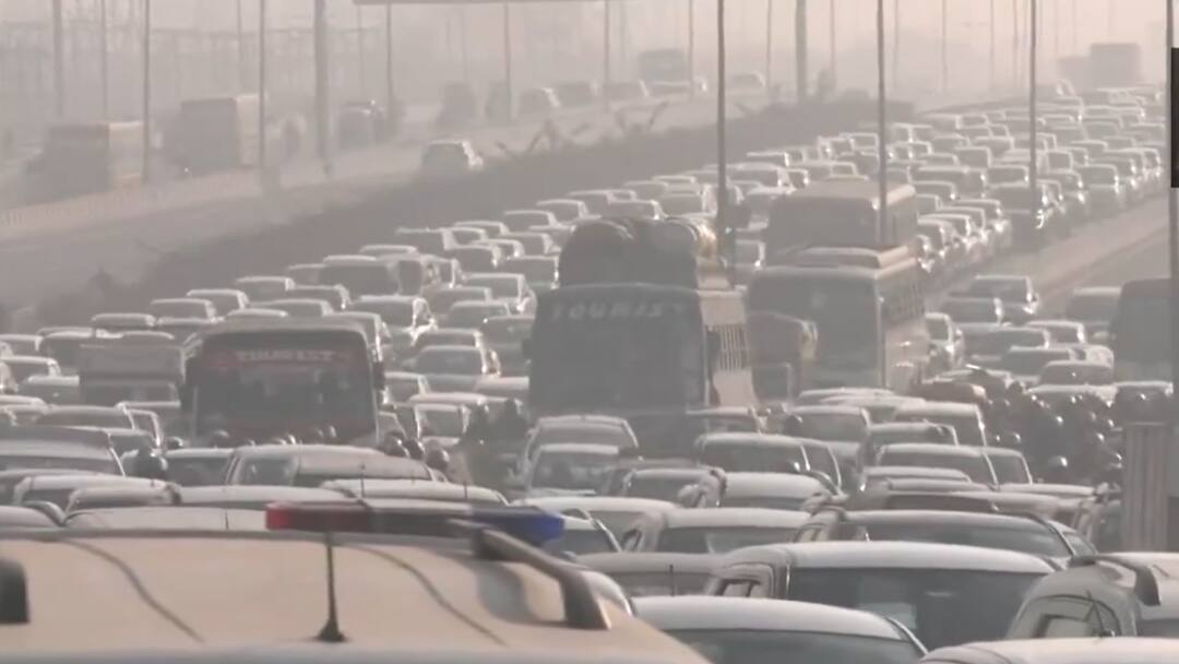Traffic Jams in Ghazipur border due to farmers protest Ghazipur Traffic Jams: दिल्ली के गाजीपुर बॉर्डर पर लगा भारी जाम, दूर-दूर तक दिख रही गाड़ियां