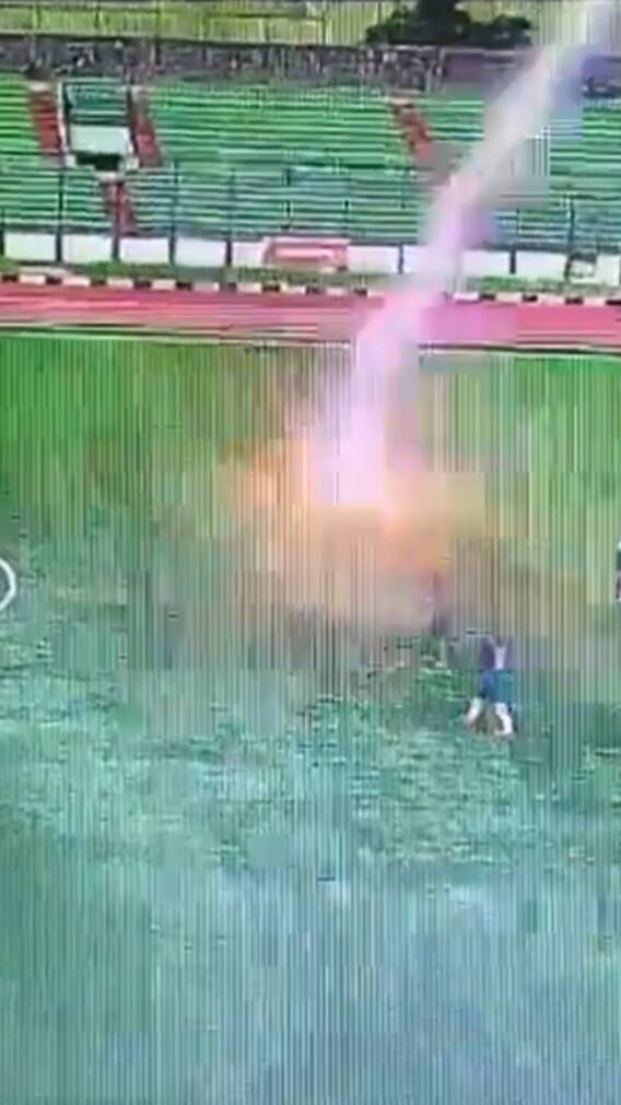 बीच मैच स्टेडियम में गिरी बिजली... खिलाड़ी की हुई मौत, वीडियो देख कर हैरान रह जाएंगे