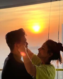 Hina Khan-Rocky Jaiswal Pics: बॉयफ्रेंड रॉकी के साथ कोजी हुईं हिना खान, सनसेट के सामने कपल ने दिए रोमांटिक पोज