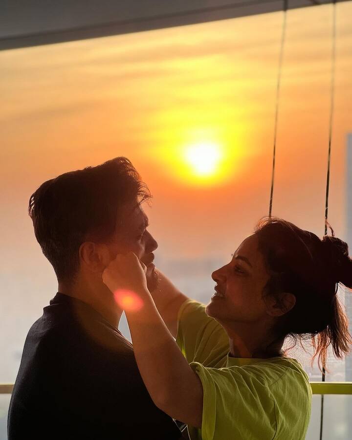 इन तस्वीरों में हिना खान और रॉकी सनसेट कैजुअल लुक में दिखे. जो सनसेट के सामने कोजी पोज देते नजर आ रहे हैं.