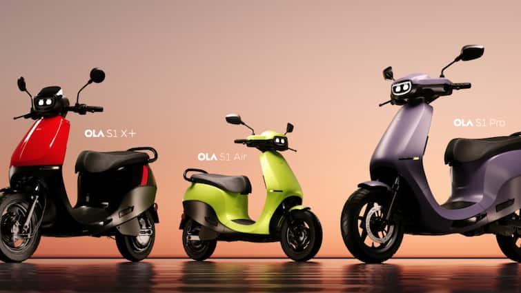 Ola Electric cuts its scooter prices by up to Rs 25000 Check offer details Ola Electric: ओला इलेक्ट्रिक ने 25 हजार रुपये घटाए अपने इलेक्ट्रिक स्कूटरों के दाम, घर लाने का है सही मौका!