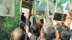 पटना से पूरे लाव लश्कर के साथ हाजीपुर के लिए निकले थे लालू यादव, फंसा रथ तो जुटा हुजूम