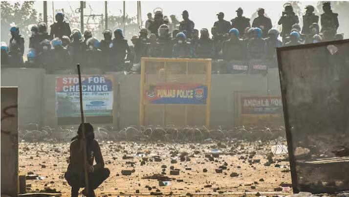 punjab haryana shambhu border security forces fire tear gas shells to disperse farmers protes Farmers Protest: ਸ਼ੰਭੂ ਬਾਰਡਰ 'ਤੇ ਫਿਰ ਭਾਰੀ ਹੰਗਾਮਾ, ਕਿਸਾਨਾਂ 'ਤੇ ਪੁਲਿਸ ਨੇ ਦਾਗੇ ਅੱਥਰੂ ਗੈਸ ਦੇ ਗੋਲੇ