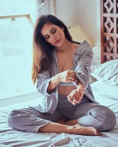 sonnalli seygall: સોનાલી સહેગલે બેડ પર આપ્યા બોલ્ડ પોઝ, જુઓ વાયરલ તસવીરો