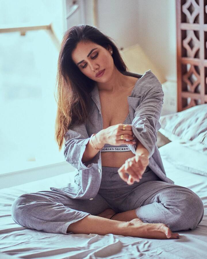 એક્ટ્રેસ સોનાલીએ બેડ પર ખૂબ જ બોલ્ડ અંદાજમાં શાનદાર પોઝ આપ્યા છે.