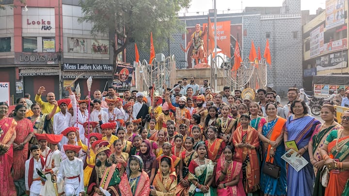 नागपुरच्या महाल येथील छत्रपती श्री शिवाजी महाराज चौक, शिवतीर्थ येथे सुमारे दोन हजारांहूर आधिक शालेय विद्यार्थी या सामूहिक 'शिवस्तुती'कार्यक्रमाला उपस्थित होते.