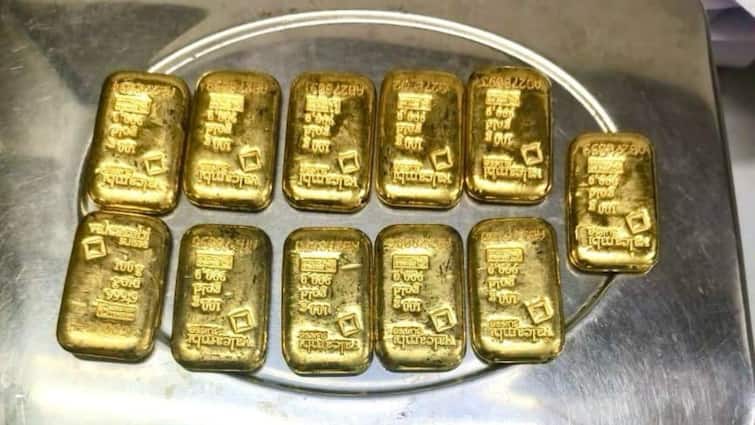 gold biscuits recover from Indira Gandhi International Airport value Rs 63 lakh one arrested Delhi Crime case ann Delhi Crime: सिंगापुर से तस्करी कर लाए गए 11 सोने की बिस्किट के साथ आरोपी गिरफ्तार, कितनी है कीमत?
