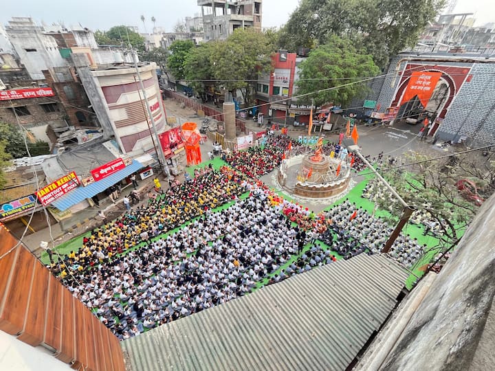 19 फेब्रुवारीला साजरा होणाऱ्या शिवजन्म उत्सव सोहळ्याच्या निमित्याने नागपुरात श्री शिवराज्याभिषेक सोहळा समितीच्या वतीने हजारो शालेय विद्यार्थ्यांनी सामूहिक 'शिवस्तुती' गायली आहे.