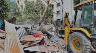 PCMC News : नराधम मालकाच्या क्रिएटिव्ह अकॅडमीतील अनधिकृत बांधकामावर हातोडा, पण निवासी शाळा जमीनदोस्त होणार का?