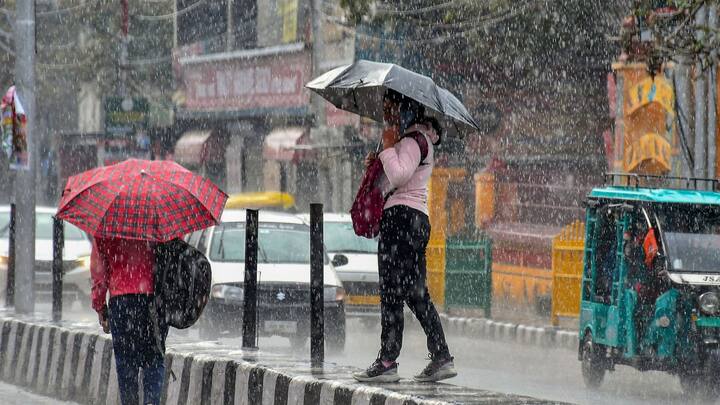 এদিকে,  অক্ষরেখা দুর্বল হয়ে যাওয়ায় বৃষ্টির সম্ভাবনা কমে গিয়েছে এবার দক্ষিণবঙ্গে।