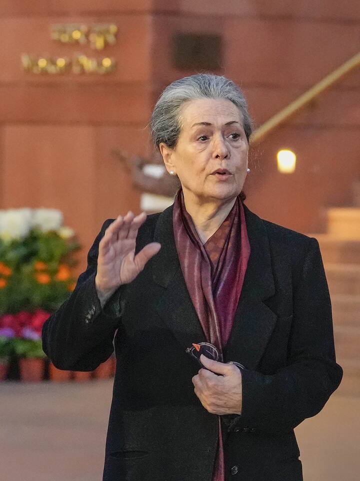 इसके अलावा सोनिया गांधी के पास मौजूदा समय में 88 किलो चांदी और 1.267 किलो सोने की ज्वेलरी है. शपथ पत्र में सोनिया गांधी ने यह भी बताया है कि उनके पास खुद का कोई वाहन नहीं है. कांग्रेस नेता के पास दिल्ली की डेरामंडी में तीन बीघा कृषि जमीन भी है. इस जमीन की कीमत लगभग 5 करोड़ 88 लाख रुपये है.