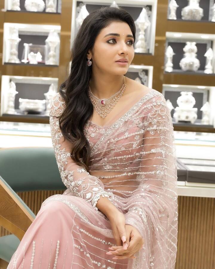 నాగార్జునని హీరోయిన్స్ అంతా మన్మథుడు అని పిలుచుకుంటారు కానీ ఇలా అన్నయ్య అన్న ఫస్ట్ హీరోయిన్ మిర్నానే అయి ఉండొచ్చంటూ నెటిజన్లు పోస్టులు పెట్టారు