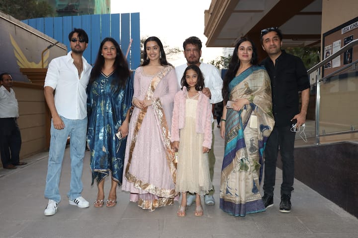 Entire family poses for the photographers.