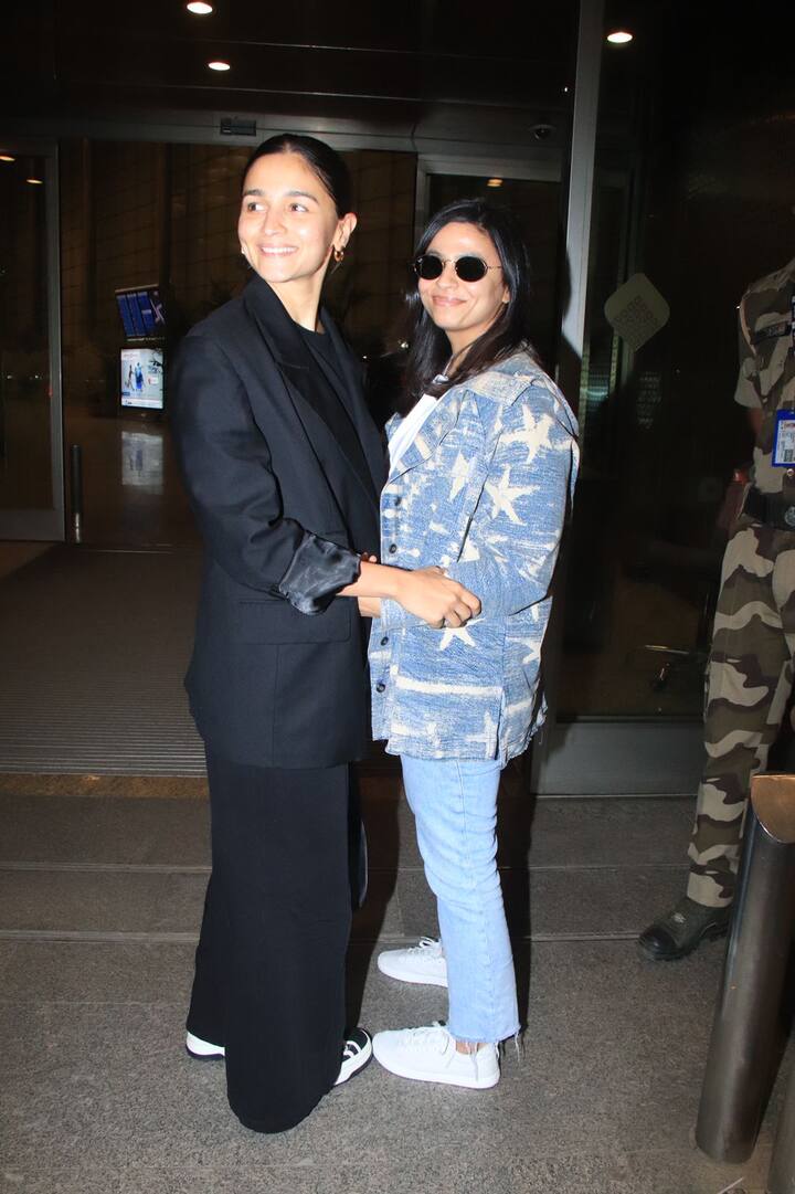 एयरपोर्ट से सामने आई इन तस्वीरों में से एक में आलिया अपनी बहन का हाथ थामते हुए उन्हें प्यार से संभालती दिखी.