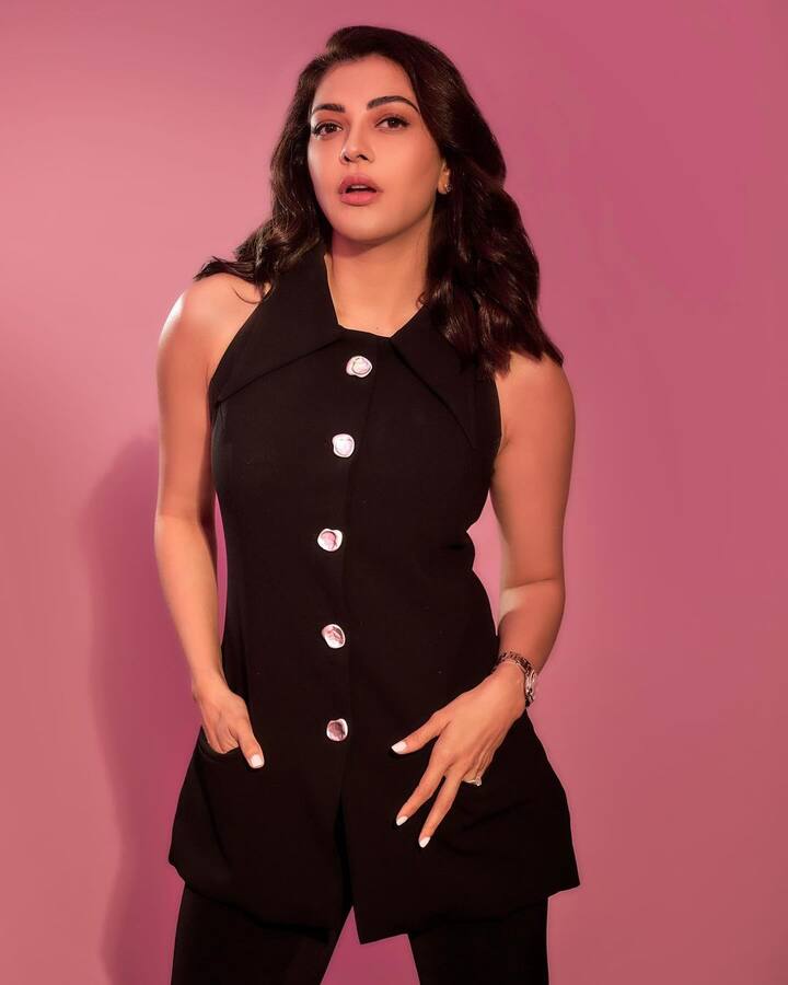இவர் பல ஸ்டார் நடிகர்களுடன் இணைந்து பல வெற்றி திரைப்படங்களில் நடித்துள்ளார்.