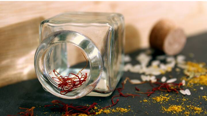 दुनियाभर में केसर की कीमतें अलग-अलग हैं. कहीं ये एक लाख रुपये किलो में मिल जाता है तो कहीं इसकी कीमत तीन से पांच लाख रुपये तक होती है.