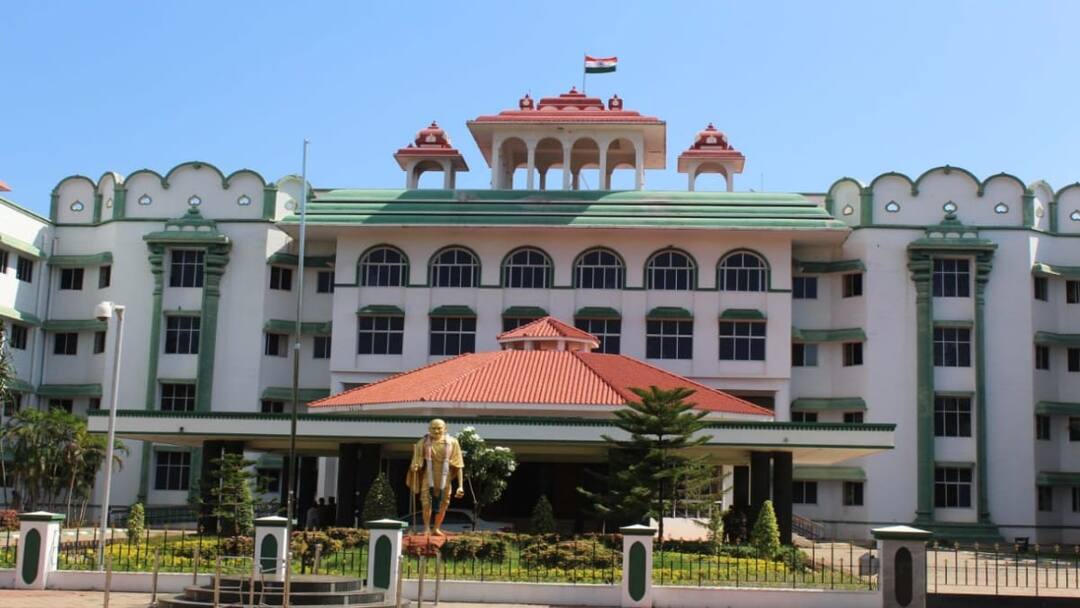 Madurai Hc: இப்பொழுது எல்லாம் ஒருவர் 2 போலீஸ் பாதுகாப்பு வைத்துக் கொள்வது பேஷனாக மாறிவிட்டது - நீதிபதி கருத்து