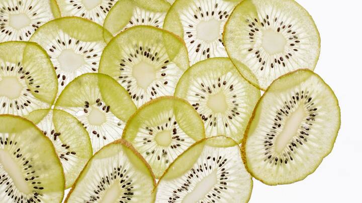 कीवी को उगाने के लिए अम्लीय मिट्टी की जरूरत होती है. मिट्टी को अम्लीय बनाने के लिए आप इसमें पीट मॉस मल मिक्स कर सकते हैं.