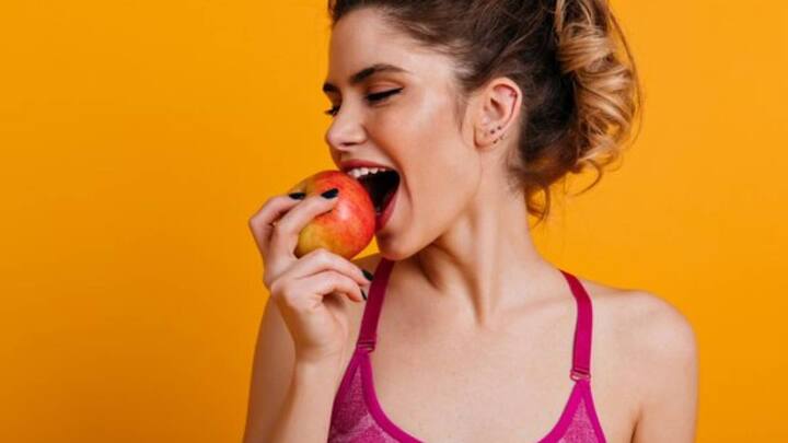 डाइटिशियन की मानें तो आप सेब खाते समय अक्सर कुछ खास गलतियां कर बैठते हैं जो आपको नहीं करनी चाहिए. सेब खाते समय इन बातों का खास ध्यान रखें.