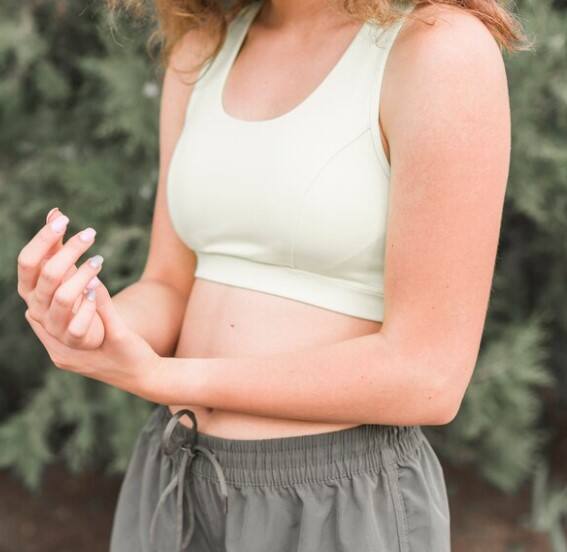 ਦਿੱਲੀ ਦੇ ਸੀਨੀਅਰ ਡਾਕਟਰ ਅਜੇ ਕੁਮਾਰ ਦਾ ਕਹਿਣਾ ਹੈ ਕਿ ਹਥੇਲੀਆਂ 'ਤੇ ਪਸੀਨਾ ਆਉਣਾ ਫੈਟੀ ਲਿਵਰ ਦੀ ਨਿਸ਼ਾਨੀ ਹੈ, ਹਾਲਾਂਕਿ ਇਹ ਲੱਛਣ ਹਰ ਹਾਲਤ 'ਚ ਫੈਟੀ ਲਿਵਰ ਦੇ ਨਹੀਂ ਹੁੰਦੇ। ਕੁੱਝ ਮਾਮਲਿਆਂ ਵਿੱਚ, ਹਥੇਲੀਆਂ 'ਤੇ ਪਸੀਨਾ ਜ਼ਿਆਦਾ ਸਰਗਰਮ ਸੇਬੇਸੀਅਸ ਗ੍ਰੰਥੀਆਂ ਕਾਰਨ ਹੁੰਦਾ ਹੈ। ਇਸ ਕਾਰਨ ਵਿਅਕਤੀ ਦੀ ਚਮੜੀ ਬਹੁਤ ਜ਼ਿਆਦਾ ਤੇਲਯੁਕਤ ਹੋਣ ਲੱਗਦੀ ਹੈ। ਇਸ ਕਾਰਨ ਹਥੇਲੀਆਂ ਨੂੰ ਪਸੀਨਾ ਆਉਂਦਾ ਹੈ। ਇਸ ਸਥਿਤੀ ਵਿੱਚ, ਡਾਕਟਰ ਦਾ ਇਲਾਜ ਜ਼ਰੂਰੀ ਹੈ।