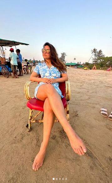 ਫੋਟੋਆਂ 'ਚ ਹਿਨਾ ਖਾਨ ਬਿਨਾਂ ਮੇਕਅੱਪ ਦੇ ਨਜ਼ਰ ਆ ਰਹੀ ਹੈ ਅਤੇ ਉਸ ਨੇ ਆਪਣੇ ਵਾਲਾਂ ਨੂੰ ਬਨ 'ਚ ਬੰਨ੍ਹਿਆ ਹੋਇਆ ਹੈ।