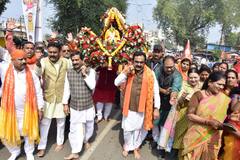 IN Pics: 'नदी को निर्मल रखना सबकी जिम्मेदारी', मां नर्मदा की पालकी लेकर पैदल घाट तक पहुंचे मंत्री राकेश सिंह