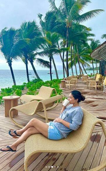 ਇਨ੍ਹਾਂ ਤਸਵੀਰਾਂ 'ਚ ਹਿਨਾ ਖਾਨ ਟੀ-ਸ਼ਰਟ ਅਤੇ ਡੈਨਿਮ ਸ਼ਾਰਟਸ 'ਚ ਪੋਜ਼ ਦਿੰਦੀ ਨਜ਼ਰ ਆ ਰਹੀ ਹੈ।