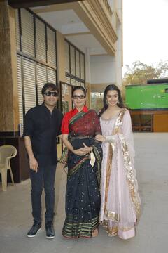 मां और मौसी पद्मिनी कोल्हापुरे के साथ ट्रेडिशनल लुक में स्पॉट हुईं श्रद्धा कपूर, एकसाथ पैपराजी को दिए फैमिली पोज