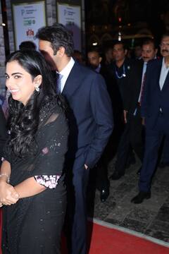 अवॉर्ड फंक्शन में पति आनंद पीरामल संग ब्लैक साड़ी में पहुंचीं थीं Isha Ambani, कपल के स्वैग के आगे बॉलीवुड स्टार्स भी हुए फेल
