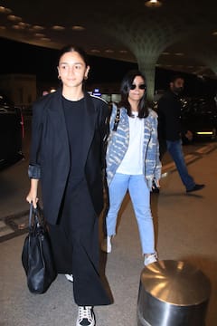 Alia Bhatt Pics: एयरपोर्ट पर बहन शाहीन भट्ट को प्यार से संभालती नजर आईं आलिया भट्ट, दोनों की बॉन्डिंग ने जीता फैंस का दिल