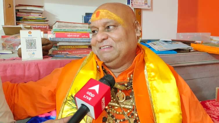 Kanpur Golden Baba Swore to make CM Yogi Adityanath the PM gave up 4KG silver shoes ANN UP News: सीएम योगी को पीएम देखना चाहते हैं गोल्डन बाबा, नंगे पैर रहने की खाई कसम