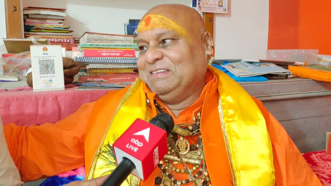 UP News: सीएम योगी को पीएम देखना चाहते हैं गोल्डन बाबा, नंगे पैर रहने की खाई कसम Kanpur Golden Baba Swore to make CM Yogi Adityanath the PM gave up 4KG silver shoes ANN UP News: सीएम योगी को पीएम देखना चाहते हैं गोल्डन बाबा, नंगे पैर रहने की खाई कसम