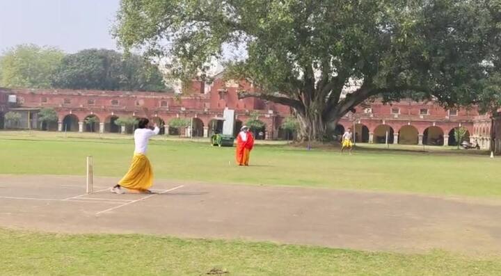 काशी में एक ऐसे क्रिकेट टूर्नामेंट का आयोजन हुआ जो लोगों के लिए चर्चा के साथ-साथ आकर्षण का भी केंद्र रहा.