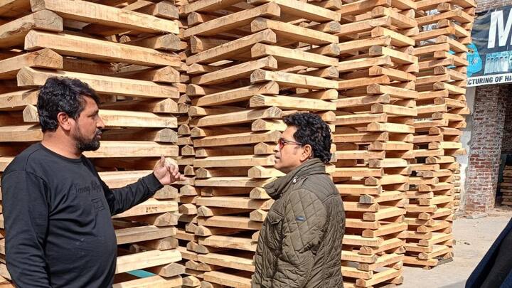 During his brief stop, Tendulkar interacted with workers and artisans, showing a keen interest in their techniques and processes. (Image Credit: Asif Qureshi)