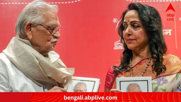 বিশিষ্ট এই শিল্পীর জন্ম অবিভক্ত ভারতের ঝিলম জেলার 'দিনা'-য়। এটি বর্তমানে পাকিস্তানের অন্তর্গত। দেশভাগের পর দিল্লি চলে আসেন গুলজার। তখনও অবশ্য তাঁর নাম সম্পুরণ সিংহ কালরা।  ১৯৬১ সালে বিমল রায়ের প্রযোজনা সংস্থায় যোগ দেন তিনি। 'বন্দিনী' ছবির গীতিকার হিসেবে প্রথম তাঁকে চিনেছিল বলিউড। (ছবি:PTI)