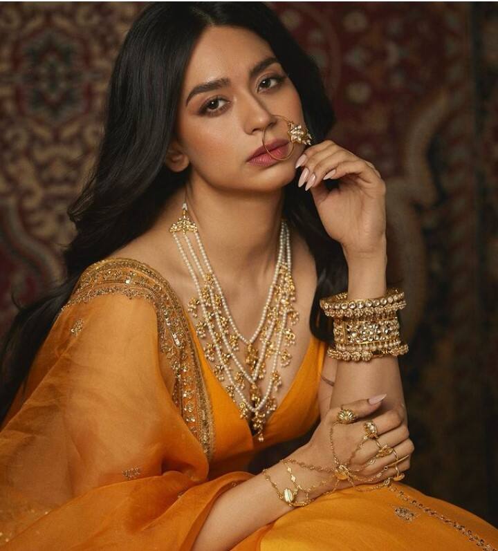 ટ્રે઼ડિશનલ લુકમાં અભિનેત્રી ખૂબ જ સુંદર લાગી રહી છે.