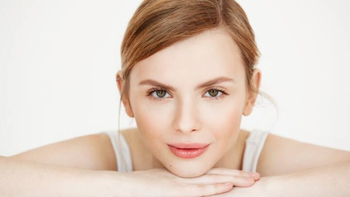 अच्छा मॉइश्चराइजर आपकी त्वचा को नरम और मुलायम बनाने के साथ-साथ उसे खोई हुई नमी वापस दिलाने में मदद करता है. इसलिए, अल्कोहल लगाने के बाद मॉइश्चराइजर लगाना न भूलें, ताकि आपकी त्वचा हेल्दी और चमकदार बनी रहे.