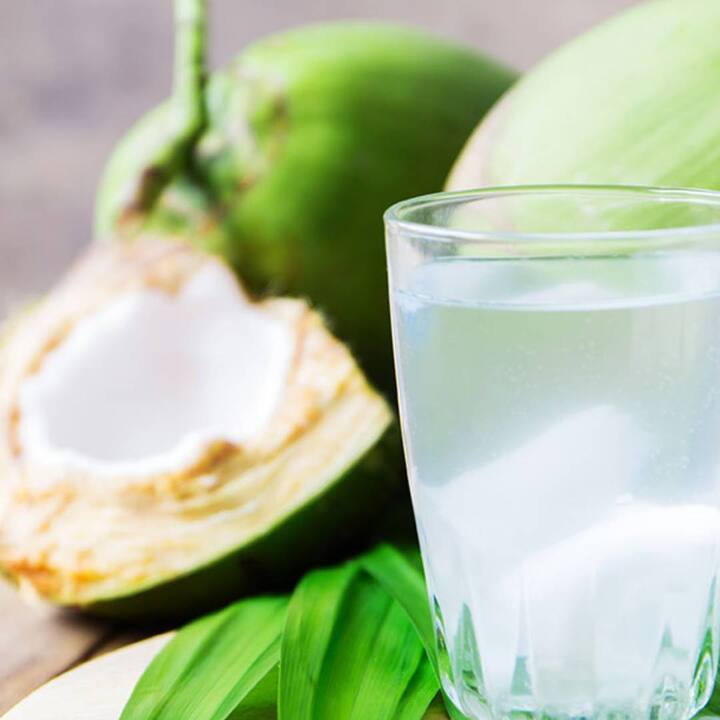 ਸਰੀਰ ਨੂੰ ਹਾਈਡਰੇਟ ਰੱਖਣ ਲਈ ਨਾਰੀਅਲ ਪਾਣੀ ਪੋਸ਼ਕ ਤੱਤਾਂ ਨਾਲ ਭਰਪੂਰ ਹੈ। ਇਸ ਦੇ ਦਿਲ ਅਤੇ ਗੁਰਦੇ ਸਮੇਤ ਤੁਹਾਡੀ ਸਿਹਤ ਲਈ ਬਹੁਤ ਸਾਰੇ ਫਾਇਦੇ ਹਨ। ਕੁਦਰਤੀ ਤੌਰ 'ਤੇ ਮਿੱਠੇ ਅਤੇ ਹਾਈਡਰੇਟ ਹੋਣ ਦੇ ਇਲਾਵਾ, ਨਾਰੀਅਲ ਪਾਣੀ ਬਹੁਤ ਸਾਰੇ ਮਹੱਤਵਪੂਰਨ ਪੌਸ਼ਟਿਕ ਤੱਤਾਂ ਨਾਲ ਭਰਪੂਰ ਹੁੰਦਾ ਹੈ।