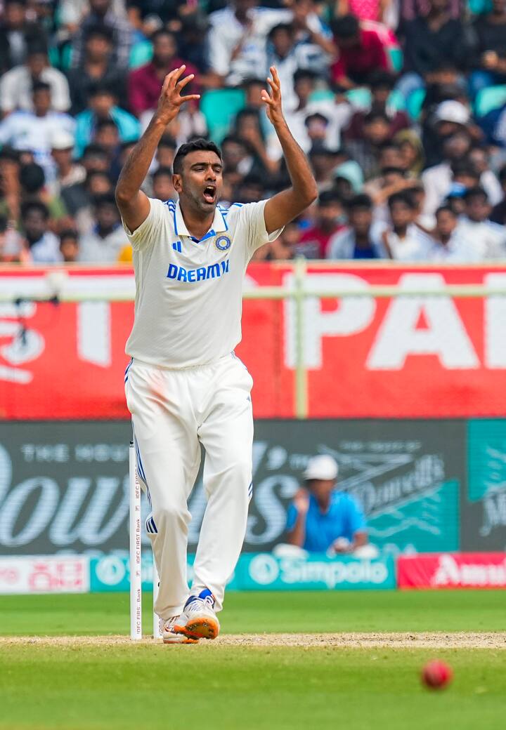 अश्विन राजकोट कसोटी अर्ध्यावर सोडून चेन्नईला आपल्या घरी परतलाय. बीसीसीआयनं मध्यरात्री अश्विनने तिसऱ्या कसोटीतून माघार घेतल्याचं सांगितलं. बीसीसीआयकडून अश्विनच्या या निर्णयाचं कारणही सांगण्यात आलेय. (Photo Credit : PTI)