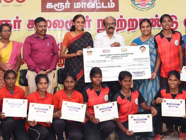 Karur Collector Advice If you are interested in sports from childhood, you can create many achievements - TNN சிறுவயதில் இருந்து நீங்கள் விளையாட்டில் ஆர்வம் கொண்டால் பல்வேறு சாதனைகளை படைக்கலாம் -  கரூர் கலெக்டர் அட்வைஸ்