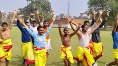 Cricket: वाराणसी में धोती कुर्ता पहन कर क्रिकेट के मैदान पर आए खिलाड़ी, दर्शक देखकर हैरान, वायरल हो रही तस्वीरें