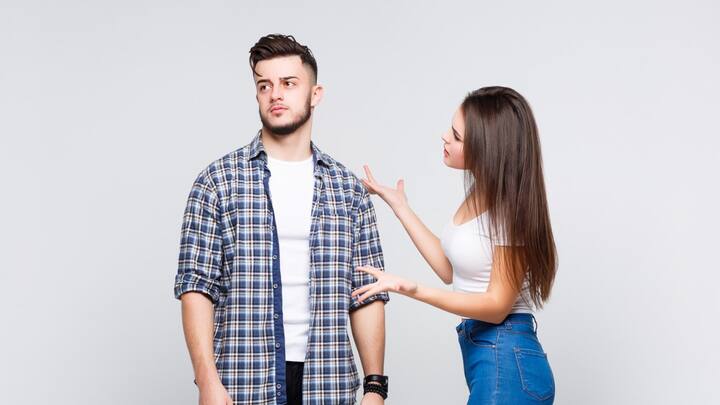 मजाकिया अंदाज : जब भी आपके और पार्टनर के बीच कोई गलतफहमी या लड़ाई हो रही हो, तो सबसे पहले मजाकिया अंदाज सुलझाने की कोशिश करें. तनावपूर्ण यह कम करने में मदद करेगा.