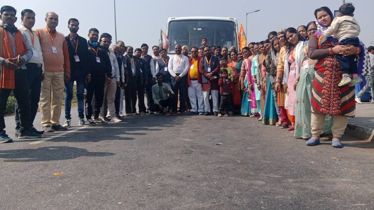 Agra 5 thousand BJP workers left for Ram Mandir Darshan by 100 buses ANN Ram Mandir News: आगरा से 100 बसों से निकले 5 हजार बीजेपी कार्यकर्ता, अयोध्या में रामलला का करेंगे दर्शन