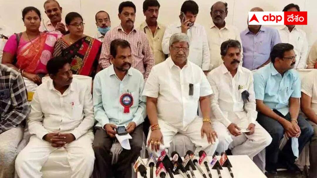 AP Employees Dharna : నాలుగున్నరేళ్లుగా మోసం చేస్తూనే ఉన్నారు - 27న చలో విజయవాడకు ఏపీ ఉద్యోగ సంఘాల పిలుపు ! Andhra Employees were furious that AP CM Jagan has been cheating for four and a half years AP Employees Dharna : నాలుగున్నరేళ్లుగా మోసం చేస్తూనే ఉన్నారు - 27న చలో విజయవాడకు ఏపీ ఉద్యోగ సంఘాల పిలుపు !